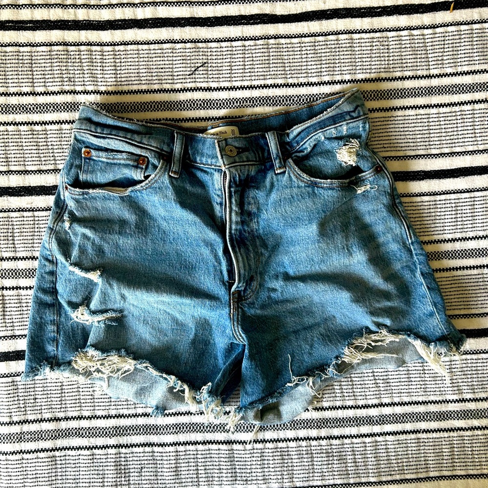 Abercrombie mom short high rise